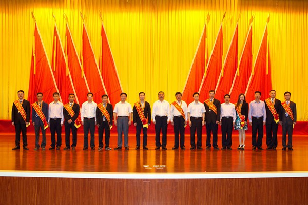 東方鑫源集團董事長龔大興當選涪陵區第三屆勞動模范