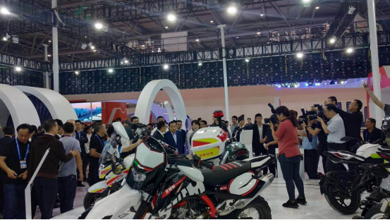 重慶市市長唐良智蒞臨參觀西洽會鑫源展臺